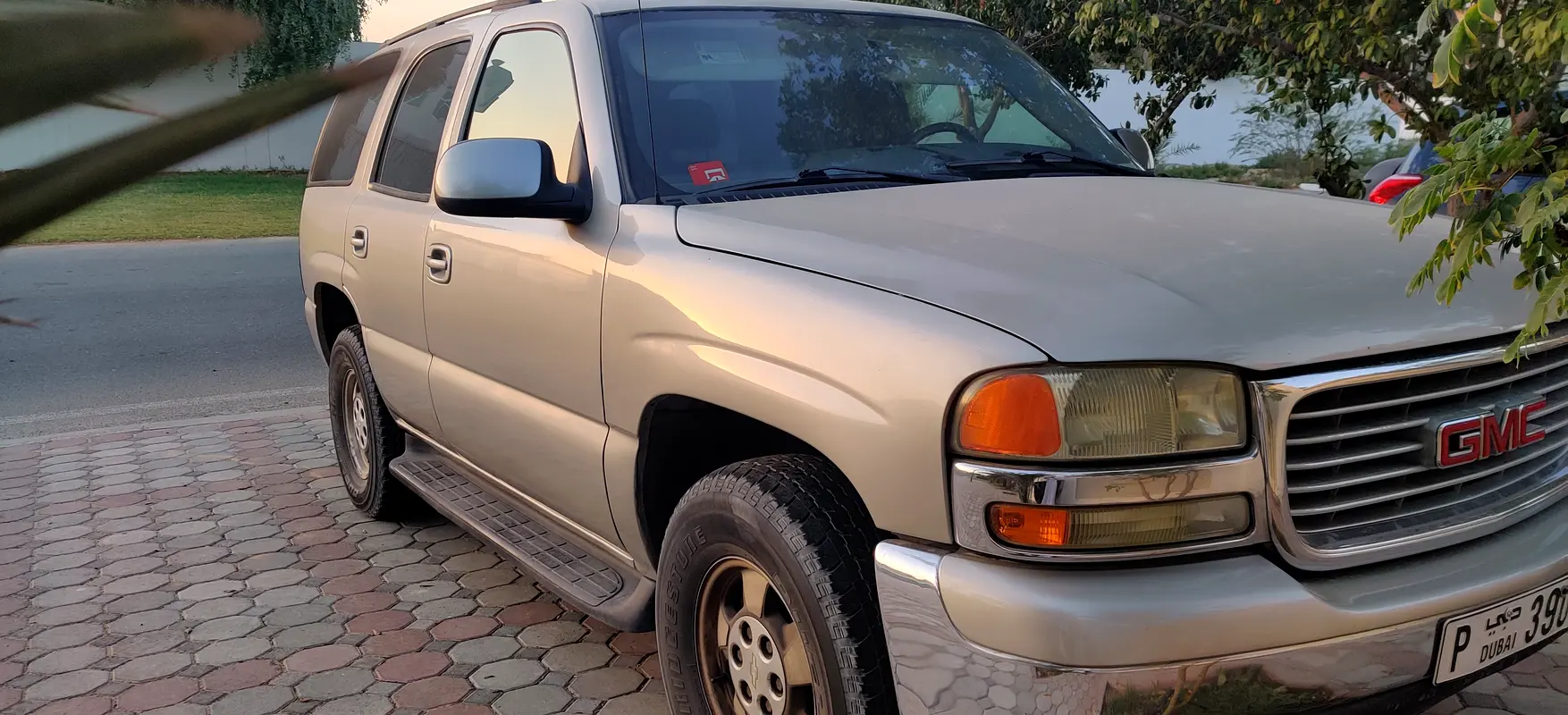 GMC Yukon 2004 — photo 1 of 9