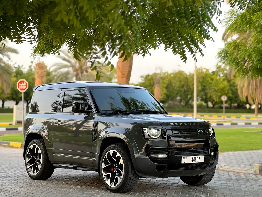 Land Rover Defender 2021 — photo 1 of 12