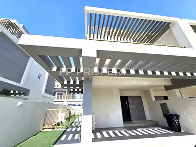 Beautiful corner 3 Bed | Closed Kitchen | Big Garden | Ready to move
