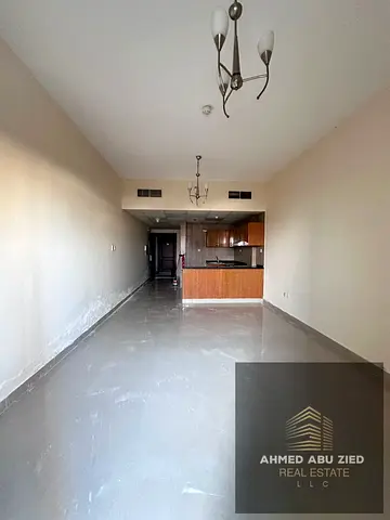 استوديو واسع جداً في النعيمية تاور C مع باركن مجاني ومطبخ أمريكي وبلكونة وتكييف مركزي – الإيجار السنوي 24,000 درهم بـ4 دفعات والتأمين شيك بدون تاريخ
