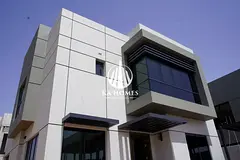 Semi-detached 5-bedroom villa with maintenance fee waiver in a quiet location