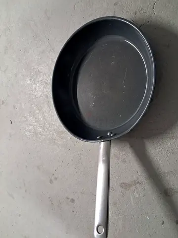 Non-stick frying pan / skillet with long handle