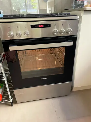 Free standing cooker