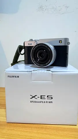 Fujifilm X-E5 with XF23mm F2.8 R WR - Silver (Good Condition) with 2 extra battery and brand new bag