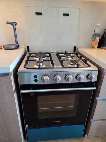 Stainless steel freestanding gas cooker with 4 burners and oven - good condition