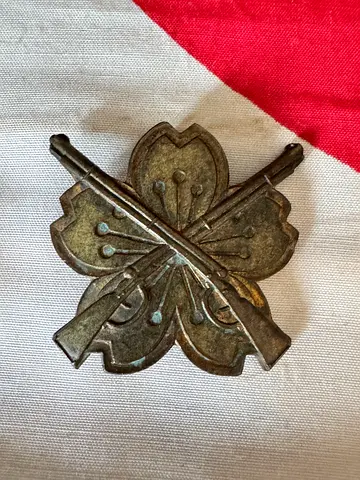Original Japanese WWII Collectible Badge – M87 2nd Class