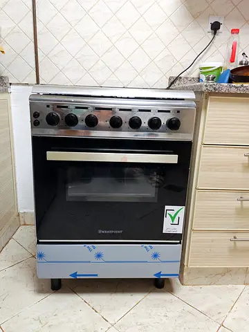 Westpoint freestanding gas oven and stove - good working condition