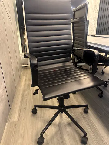 Black High-Back Leather Office Chair - Ergonomic Executive Swivel (70 per pcs) (10 pcs available)