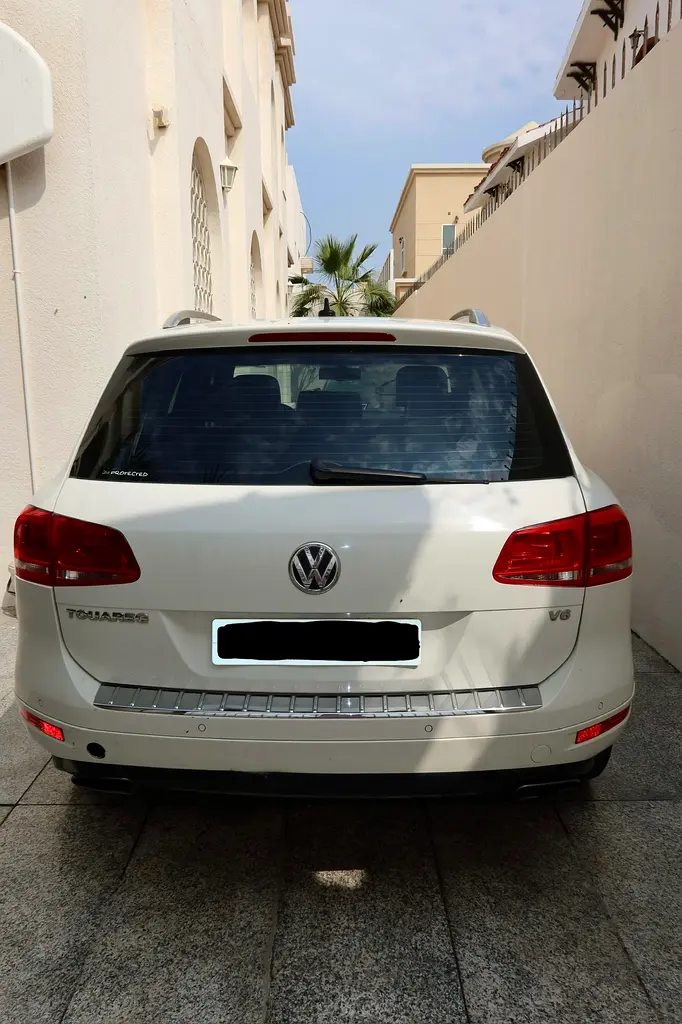 Volkswagen Touareg 2012 — photo 1 of 12
