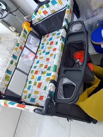 Portable baby bed/ Portable Baby Playpen / Playard with Organizer - Good Condition