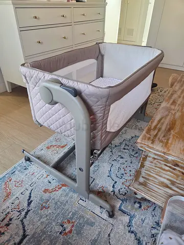 Co-sleeping bassinet, chicco magic next2me + beddings+ mosquito net