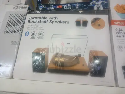 Turntable with bookshelf speakers .