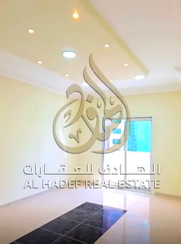 بلكونة إطلالة مفتوحة تكييف مركزي غاز مركزي شاغرة وجاهزة للسكن فوراً  بالقرب من البحيرة، بموقع حيوي وقريب من جميع الخدمات برج عمره حوالي 20 سنه