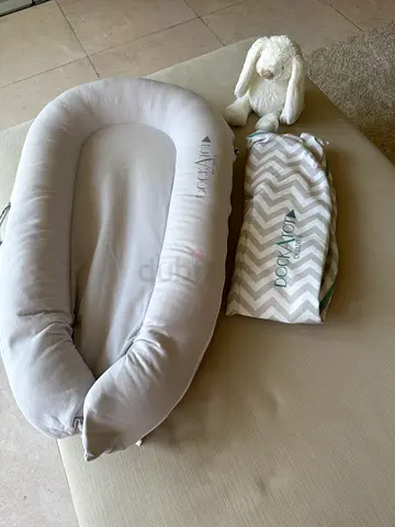 Dockatot Deluxe plus pod in protective case, spare cover and hanging toy arch