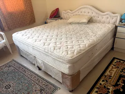 تخت حجم كينغ (كبير) فندقي ومريح مع الفرشة للبيع King size upholstered bed frame with mattress