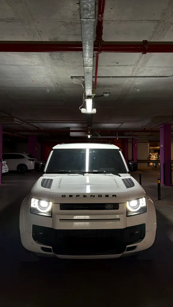 Land Rover Defender 2023 — photo 1 of 8