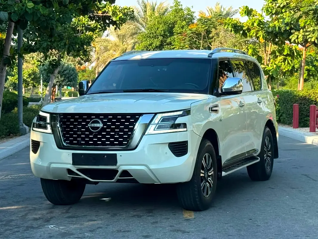 Nissan Patrol 2014 — photo 1 of 9