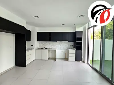 SINGLE ROW | DIRECT ACCESS TO POOL AND PARK