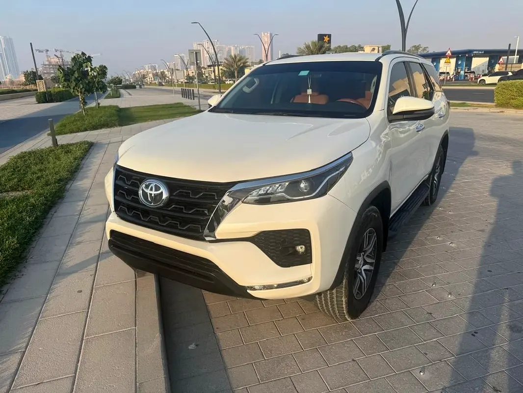 Toyota Fortuner 2021 — photo 1 of 9