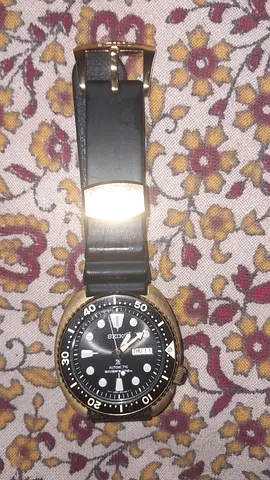Seiko Mens Wristwatch - Gold Tone Case with Black Strap (Used)