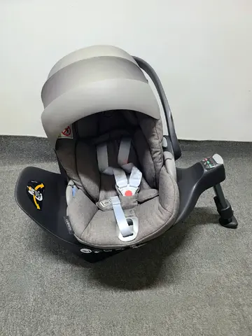 Cybex Cloud Z i-Size Plus infant car seat with ISOFIX Base 360 degree rotation