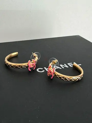 chanel earrings never used
2700aed
