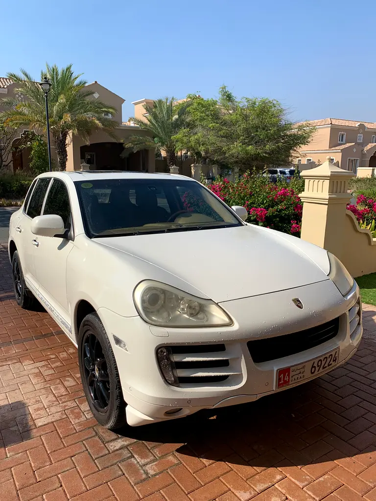 Porsche Cayenne 2010 — photo 1 of 6