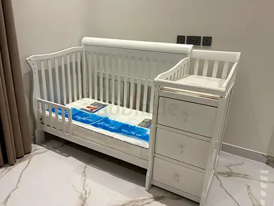 Baby crib with changing table