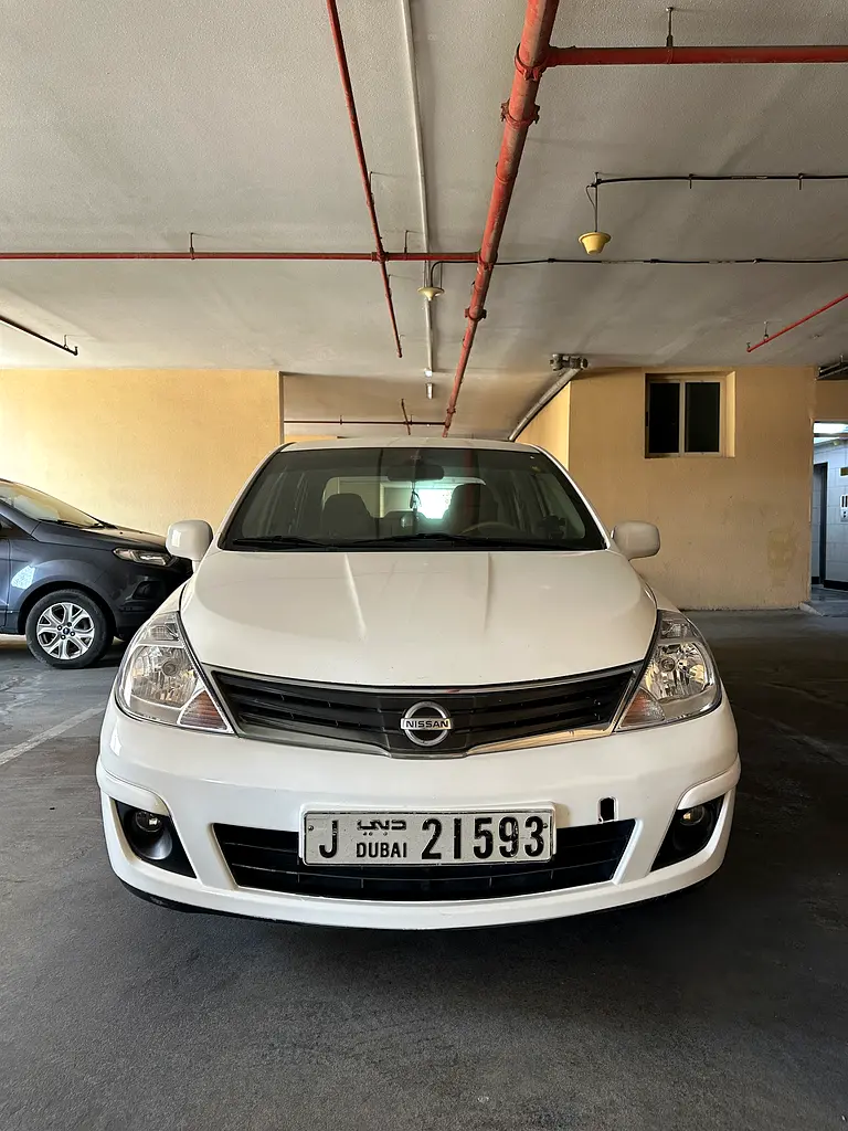 Nissan Tiida 2012 — photo 1 of 6