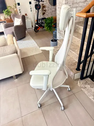 White ergonomic office chair with headrest - very good condition
