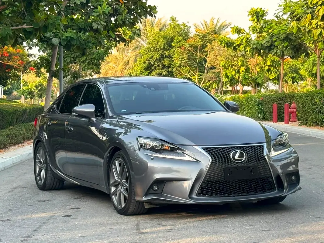Lexus IS-Series 2016 — photo 1 of 9