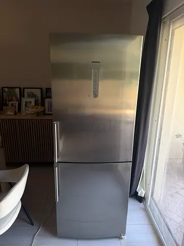 Siemens Stainless Steel Fridge-Freezer (Bottom Freezer) - Good Condition