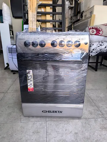 Elekta freestanding electric stove with oven, used