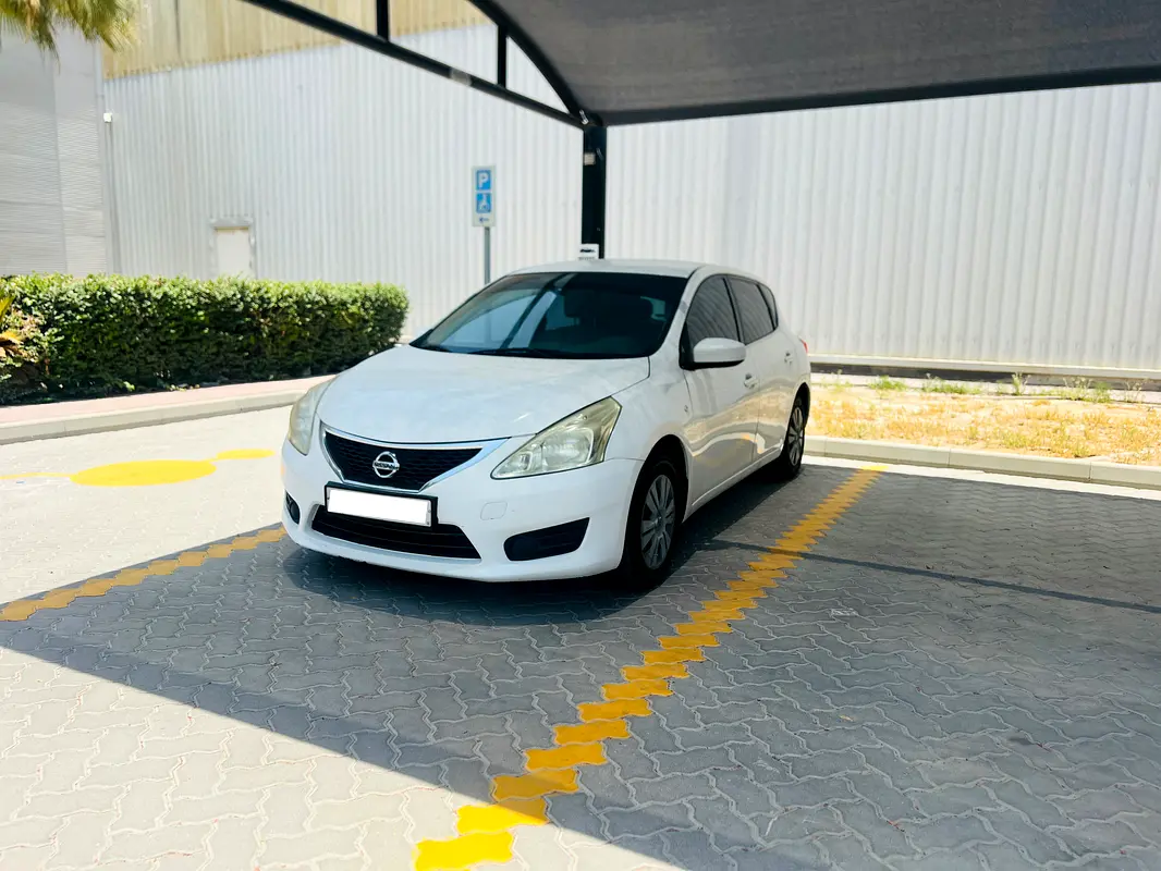 Nissan Tiida 2014 — photo 1 of 6