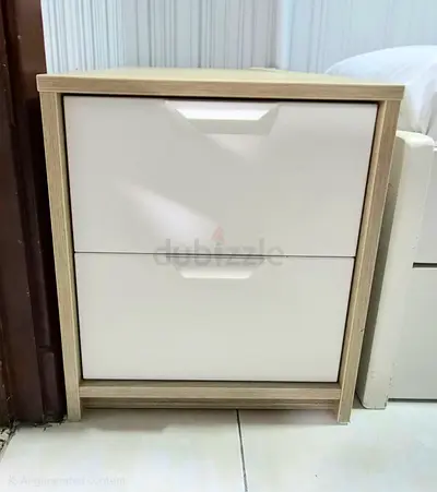 Modern 2-drawer bedside table in oak and white finish. Excellent condition - United Furniture