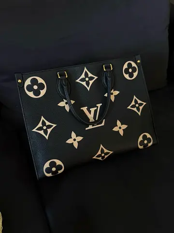Louis Vuitton OnTheGo Tote MM
Black/Beige Leather