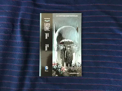 Batman: Earth One (GRAPHIC NOVEL)