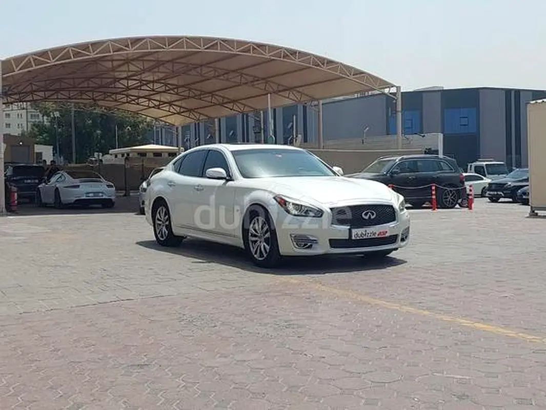 Infiniti Q70 2018 — photo 1 of 17