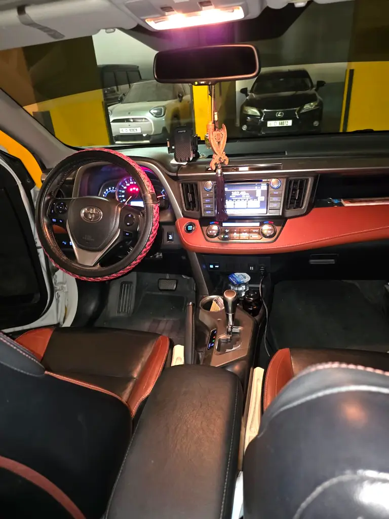 Toyota Rav 4 2015 — photo 1 of 8