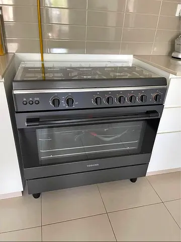 Toshiba 90cm Gas Cooker with Oven - Good Condition