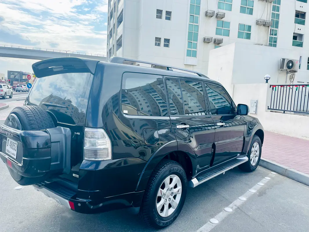 Mitsubishi Pajero 2012 — photo 1 of 4
