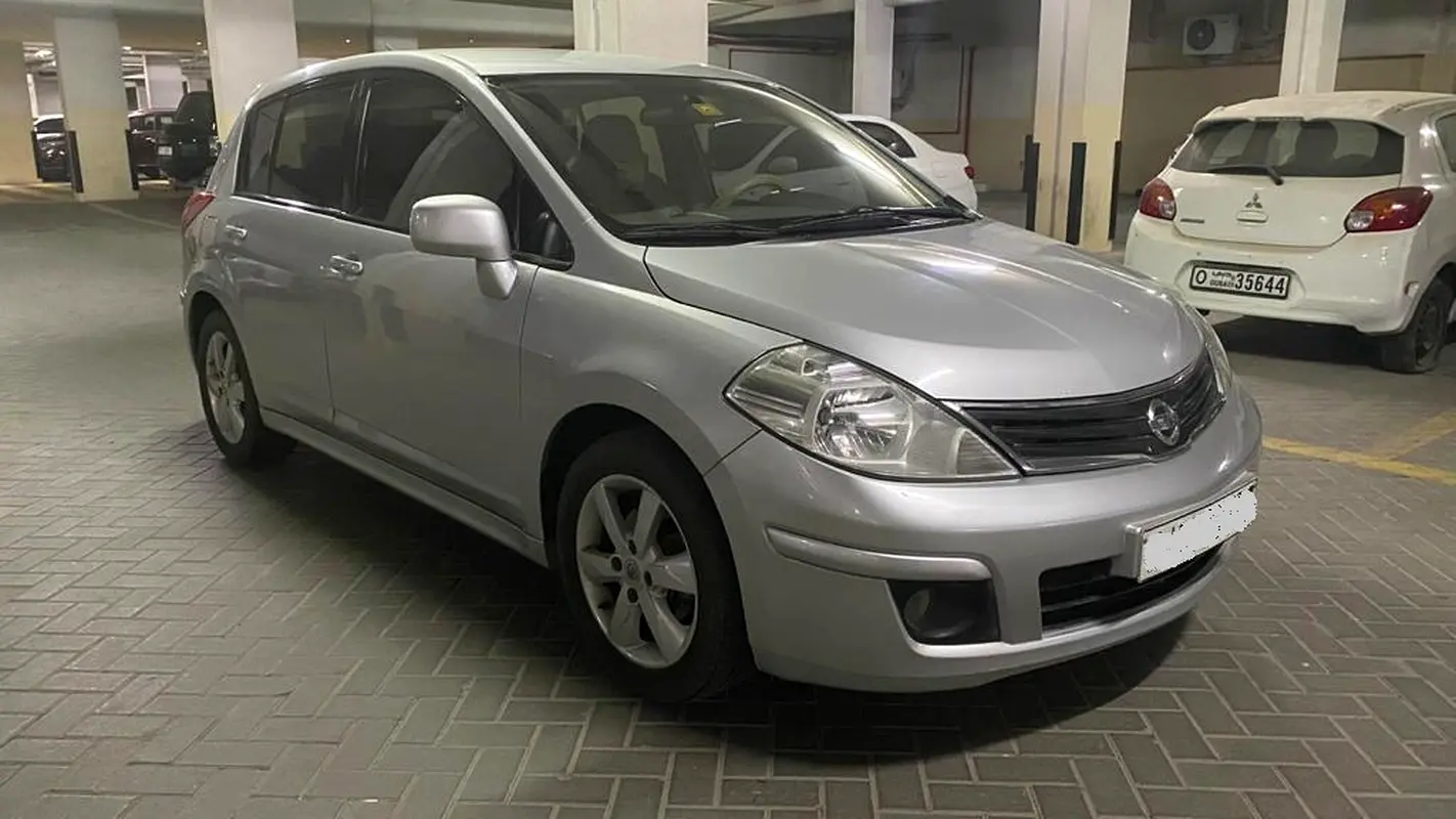 Nissan Tiida 2011 — photo 1 of 8