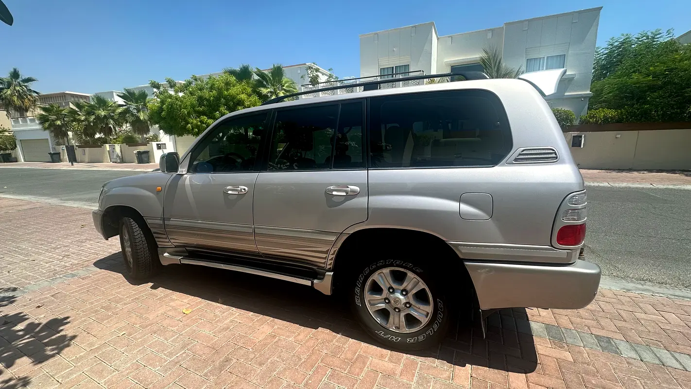 Toyota Land Cruiser 2005 — photo 1 of 8