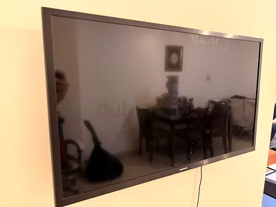 Samsung 32” Flat Panel TV (Good Working Condition) - Wall Mounted