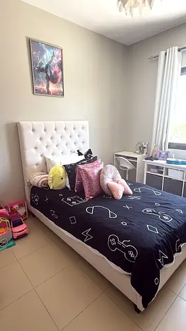 Single white upholstered bed with tufted headboard 120 x 200 (excluding mattress)