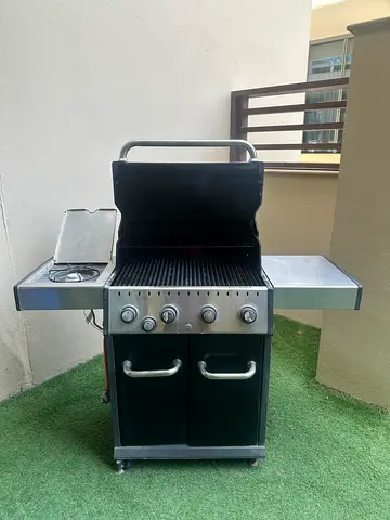 Used 4-Burner Gas BBQ Grill with Side Burner - Good Condition. + gas cilynder