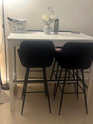 Set of 4 Black chairs and a table — Modern, Good Condition