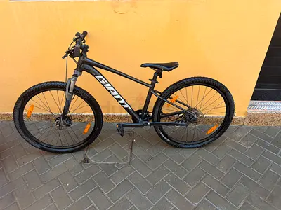 Giant mountain bike - 26 frame, good condition
