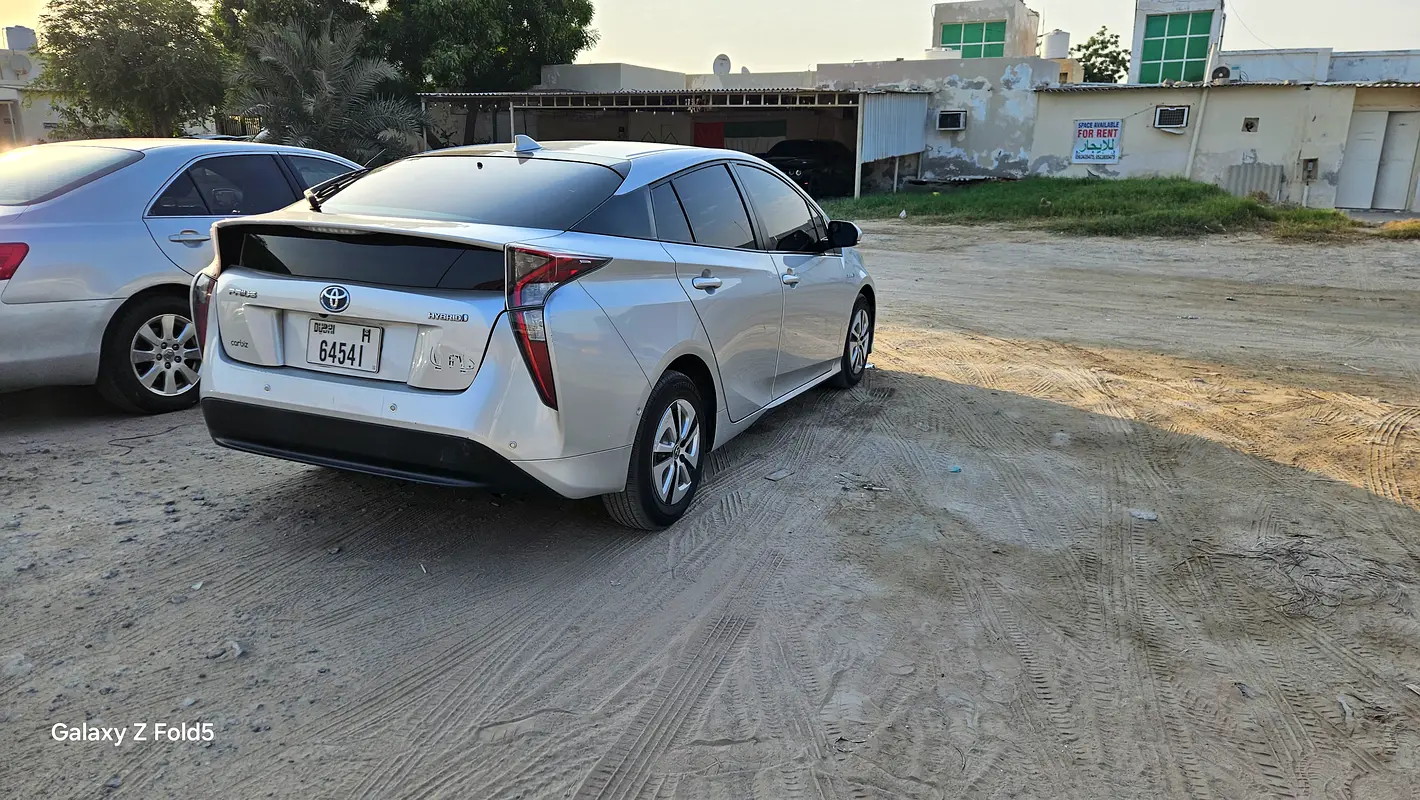 Toyota Prius 2018 — photo 1 of 14