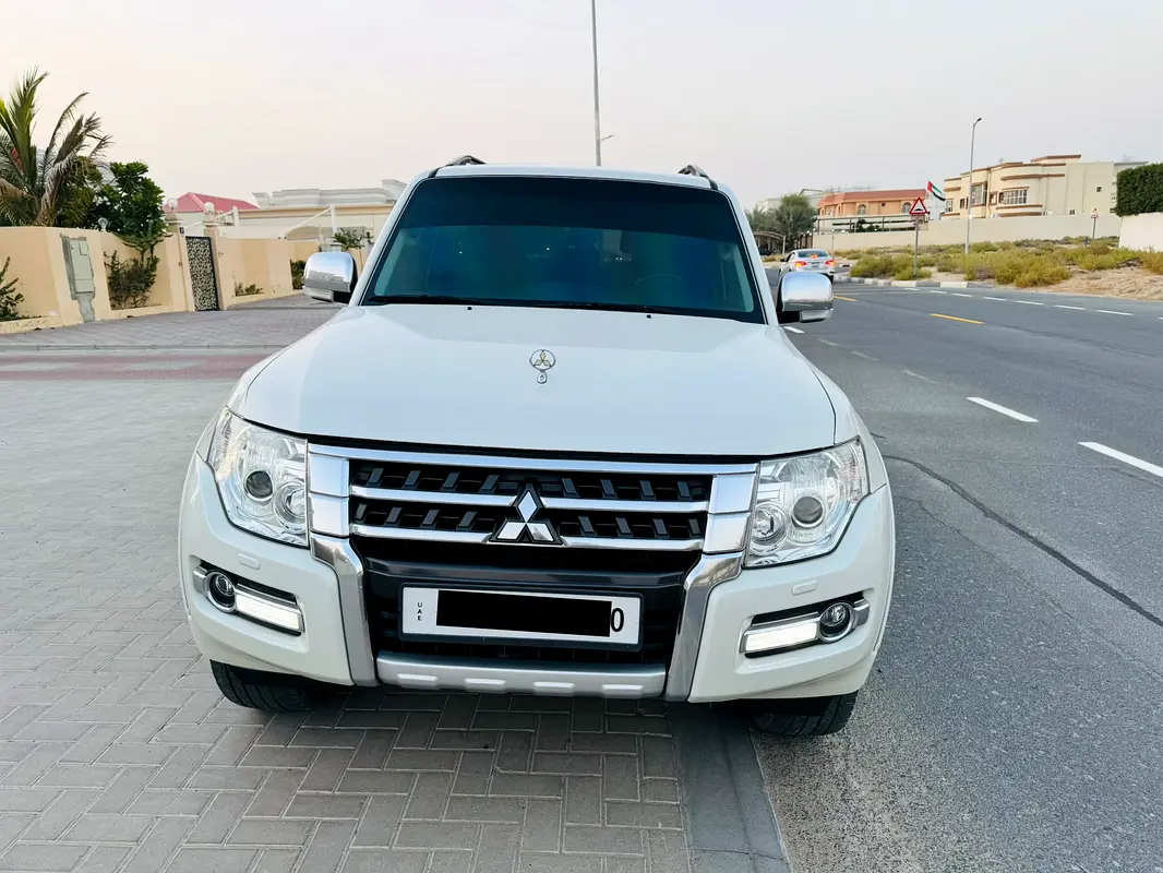 Mitsubishi Pajero 2016 — photo 1 of 10